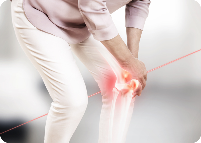 무릎을 붙잡은 여성