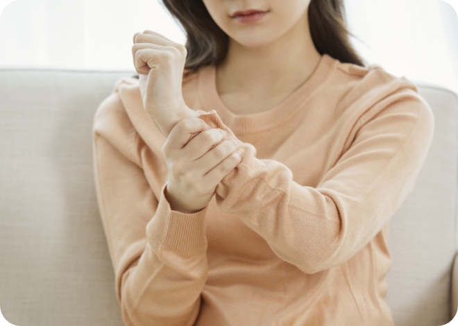 손목을 주무르는 여성